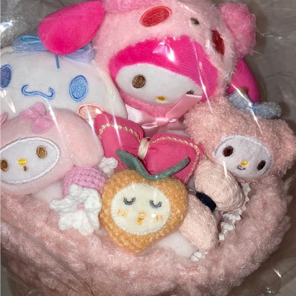 Sanrio/hello kitty/my melody/kuromi/cinnamaroll bouquet - Picture 3 of 6